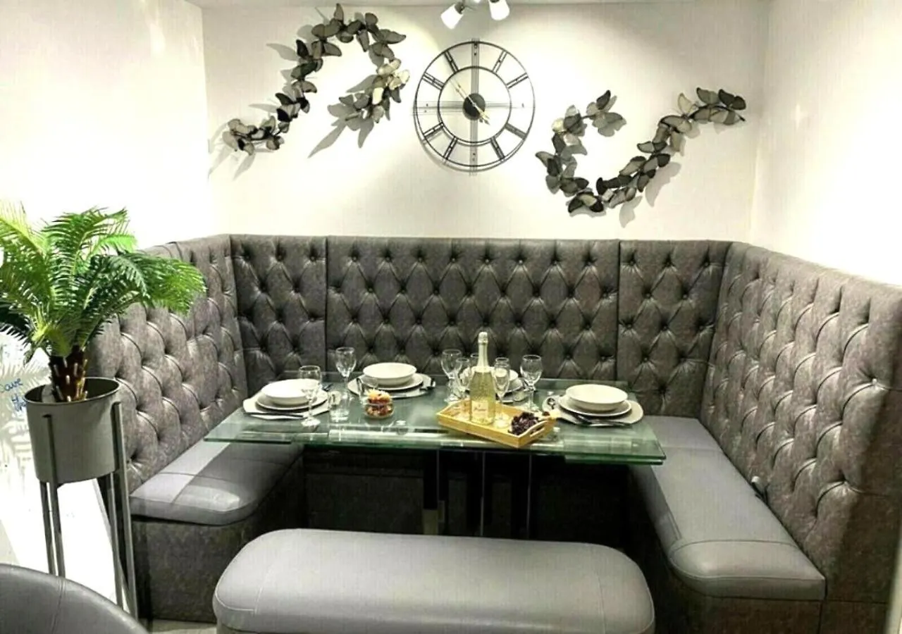 Igloo Magnolia Room Stay I Breakfast I Free Parking Leeds  Leeds (West Yorkshire)
